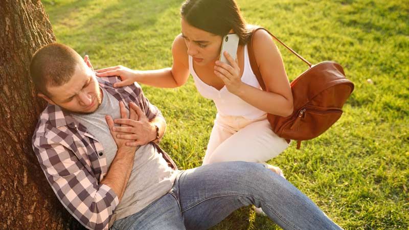 mulher a ligar para o 112